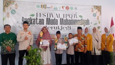 Peserta Festival TPQ IV AMM Jeruklegi menerima piala dan piagam penghargaan dalam acara lomba pendidikan karakter anak.