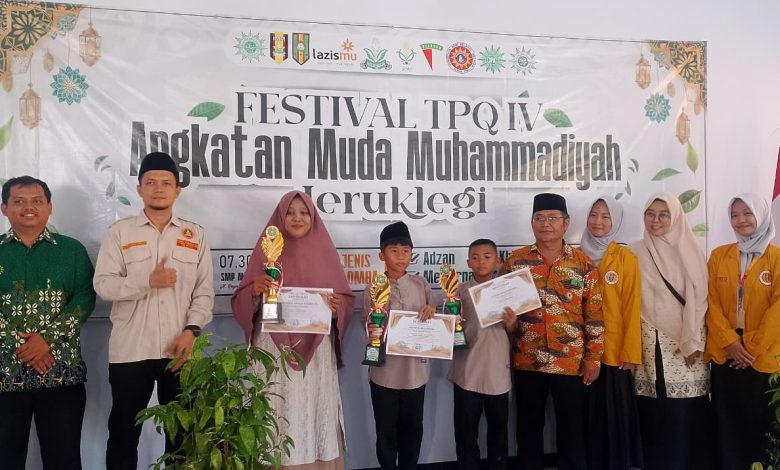 Peserta Festival TPQ IV AMM Jeruklegi menerima piala dan piagam penghargaan dalam acara lomba pendidikan karakter anak.
