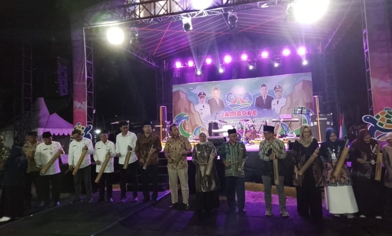 Menteri Dikdasmen Abdul Mu'ti bersama tokoh daerah membuka Jambore MCC LKSA Muhammadiyah dan Aisyiyah di Kebumen dengan simbolis memukul kentongan bambu.