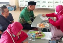 Petugas medis melakukan pemeriksaan kesehatan gratis dalam program revitalisasi IPM Makassar di Masjid Al-Ikhwan.