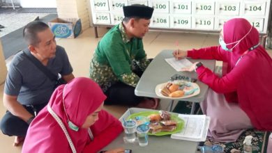 Petugas medis melakukan pemeriksaan kesehatan gratis dalam program revitalisasi IPM Makassar di Masjid Al-Ikhwan.