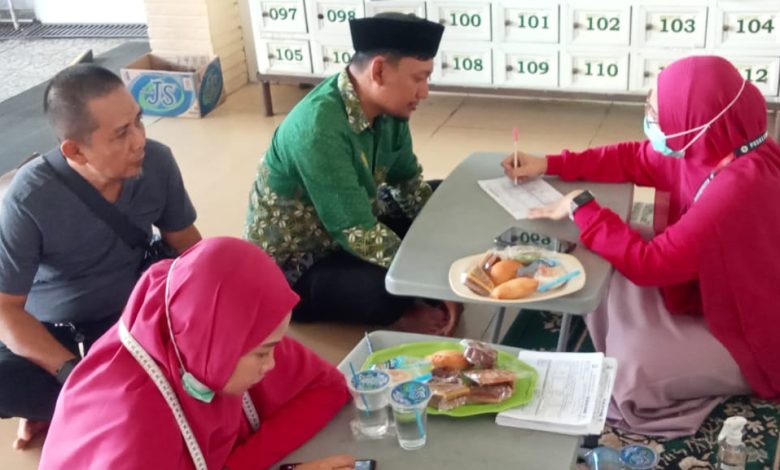 Petugas medis melakukan pemeriksaan kesehatan gratis dalam program revitalisasi IPM Makassar di Masjid Al-Ikhwan.