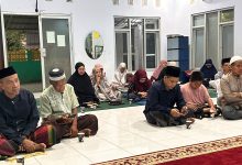 Jemaah PRM Samata duduk tertib di dalam masjid, mendengarkan tausiah dalam Gerakan Shalat Subuh Berjamaah di Gowa.