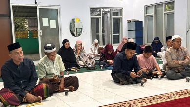 Jemaah PRM Samata duduk tertib di dalam masjid, mendengarkan tausiah dalam Gerakan Shalat Subuh Berjamaah di Gowa.