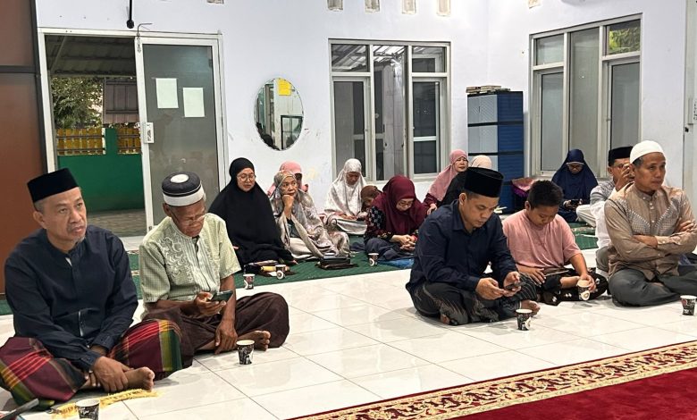Jemaah PRM Samata duduk tertib di dalam masjid, mendengarkan tausiah dalam Gerakan Shalat Subuh Berjamaah di Gowa.