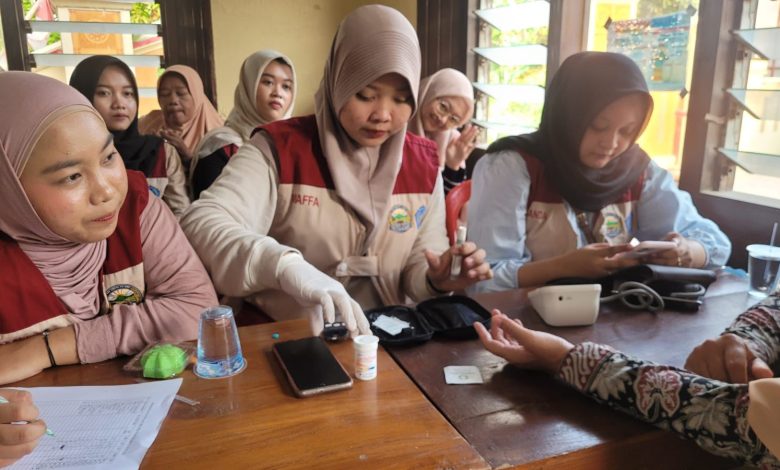 Mahasiswa KKN FIK UMS sedang memakai sarung tangan medis saat melayani warga dalam program cek kesehatan gratis di Desa Waru Sukoharjo.