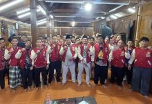 Peserta Baitul Arqom Dasar Pemuda Muhammadiyah Cilacap berpose bersama setelah pembukaan.