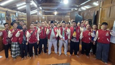 Peserta Baitul Arqom Dasar Pemuda Muhammadiyah Cilacap berpose bersama setelah pembukaan.