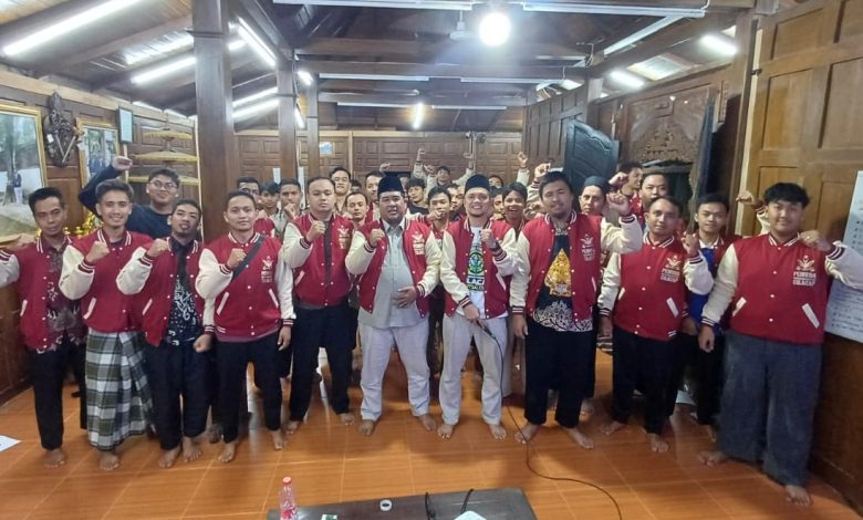 Peserta Baitul Arqom Dasar Pemuda Muhammadiyah Cilacap berpose bersama setelah pembukaan.