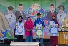 Fatihah El Mumtazah, siswi SMP Muhammadiyah 2 Purwokerto menunjukkan piagam penghargaan dan karya kaligrafinya setelah meraih juara di Jambore MCC Jawa Tengah.