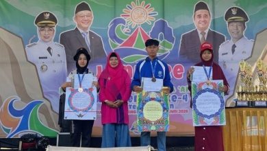 Fatihah El Mumtazah, siswi SMP Muhammadiyah 2 Purwokerto menunjukkan piagam penghargaan dan karya kaligrafinya setelah meraih juara di Jambore MCC Jawa Tengah.