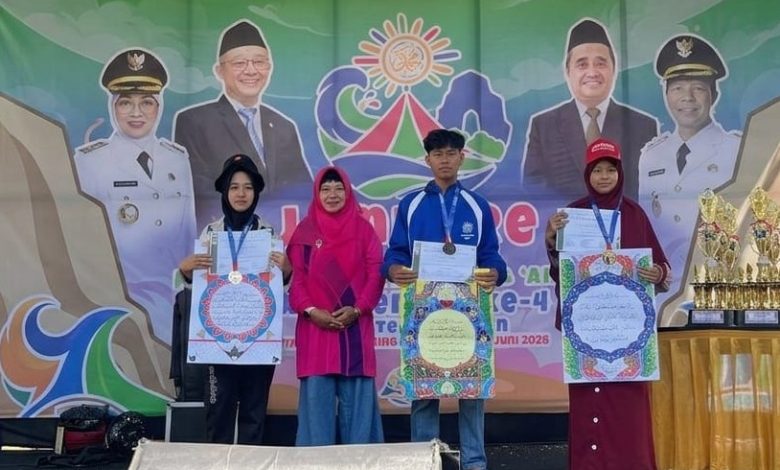 Fatihah El Mumtazah, siswi SMP Muhammadiyah 2 Purwokerto menunjukkan piagam penghargaan dan karya kaligrafinya setelah meraih juara di Jambore MCC Jawa Tengah.