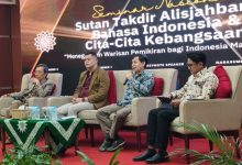 Suasana diskusi panel di panggung Auditorium Ahmad Dahlan Uhamka dalam acara Seminar Nasional Meneguhkan Peran Bahasa Indonesia.