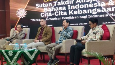 Suasana diskusi panel di panggung Auditorium Ahmad Dahlan Uhamka dalam acara Seminar Nasional Meneguhkan Peran Bahasa Indonesia.