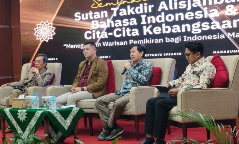 Suasana diskusi panel di panggung Auditorium Ahmad Dahlan Uhamka dalam acara Seminar Nasional Meneguhkan Peran Bahasa Indonesia.