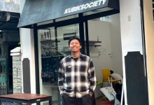 Ahmad Fauzan Tirmidzi berdiri di depan toko pakaian miliknya setelah lolos dalam ajang J&T Super Seller Competition 2026.