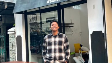 Ahmad Fauzan Tirmidzi berdiri di depan toko pakaian miliknya setelah lolos dalam ajang J&T Super Seller Competition 2026.