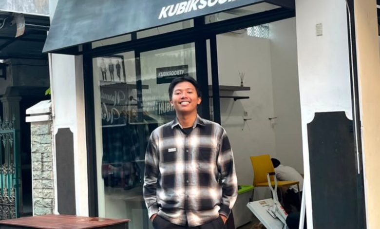 Ahmad Fauzan Tirmidzi berdiri di depan toko pakaian miliknya setelah lolos dalam ajang J&T Super Seller Competition 2026.