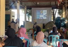 Mahasiswa KKN FIK UMS memperagakan gerakan latihan fisik di teras rumah warga dalam program edukasi diabetes melitus di Sukoharjo.