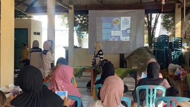 Mahasiswa KKN FIK UMS memperagakan gerakan latihan fisik di teras rumah warga dalam program edukasi diabetes melitus di Sukoharjo.