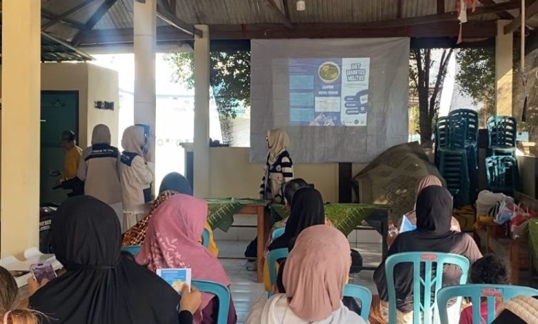 Mahasiswa KKN FIK UMS memperagakan gerakan latihan fisik di teras rumah warga dalam program edukasi diabetes melitus di Sukoharjo.