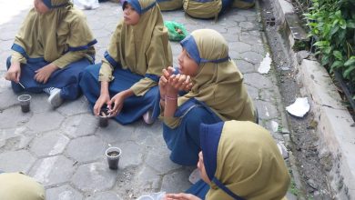 Suasana diskusi panel jajaran narasumber di atas panggung Seminar Nasional Sutan Takdir Alisjahbana Uhamka.