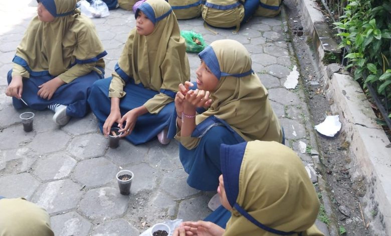 Suasana diskusi panel jajaran narasumber di atas panggung Seminar Nasional Sutan Takdir Alisjahbana Uhamka.