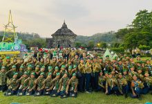 Kontingen pramuka Hizbul Wathan Jawa Tengah berfoto bersama di lokasi Lomba Pengenal Berprestasi Nasional V, Candi Banyunibo, Sleman.