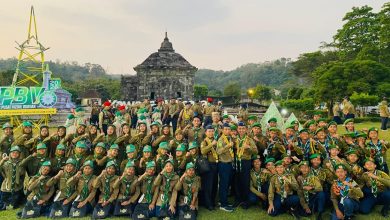 Kontingen pramuka Hizbul Wathan Jawa Tengah berfoto bersama di lokasi Lomba Pengenal Berprestasi Nasional V, Candi Banyunibo, Sleman.