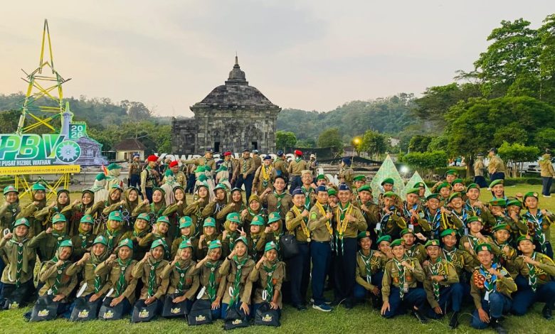 Kontingen pramuka Hizbul Wathan Jawa Tengah berfoto bersama di lokasi Lomba Pengenal Berprestasi Nasional V, Candi Banyunibo, Sleman.