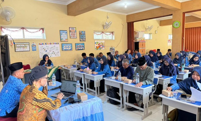 Suasana para ustaz dan ustazah menyimak materi dalam acara Capacity Building PonpesMu Manafi'ul Ulum Sambi untuk menguatkan semangat dakwah pendidikan.