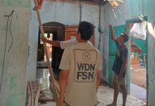 Warga bahu-membahu merenovasi atap bangunan tua melalui gerakan gotong royong jamaah Masjid Al Mujahidin Pekalongan.