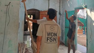 Warga bahu-membahu merenovasi atap bangunan tua melalui gerakan gotong royong jamaah Masjid Al Mujahidin Pekalongan.