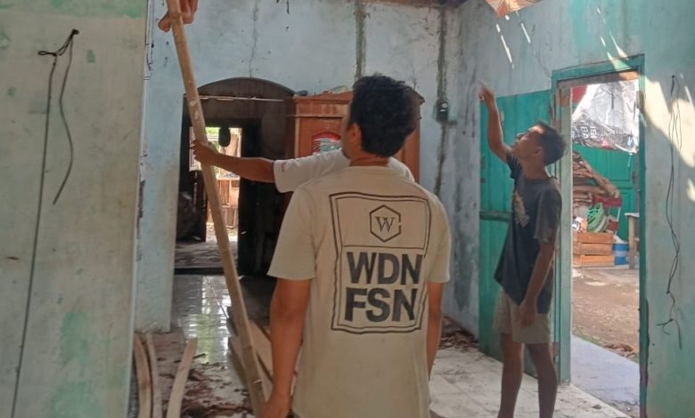 Warga bahu-membahu merenovasi atap bangunan tua melalui gerakan gotong royong jamaah Masjid Al Mujahidin Pekalongan.