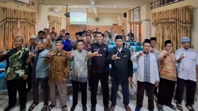 Peserta dan pemateri Sekolah Tabligh PW Muhammadiyah Jawa Tengah berfoto bersama setelah sesi pembekalan Manajemen Lazismu di SMK Muhammadiyah 1 Sukoharjo.