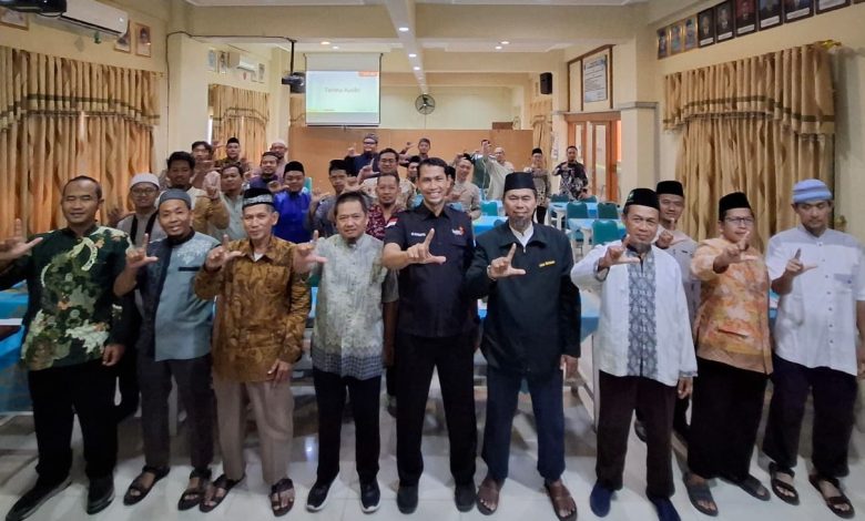 Peserta dan pemateri Sekolah Tabligh PW Muhammadiyah Jawa Tengah berfoto bersama setelah sesi pembekalan Manajemen Lazismu di SMK Muhammadiyah 1 Sukoharjo.