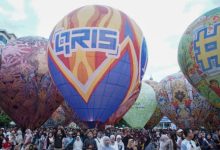 Balon udara raksasa berlogo QRIS milik Bank Indonesia Purwokerto terbang di tengah festival untuk kampanye edukasi transaksi keuangan digital.