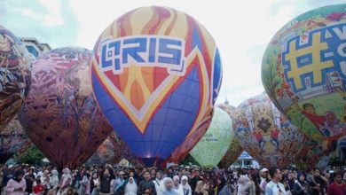 Balon udara raksasa berlogo QRIS milik Bank Indonesia Purwokerto terbang di tengah festival untuk kampanye edukasi transaksi keuangan digital.