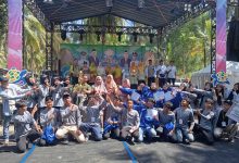 Kafilah Panti Asuhan Muhammadiyah Wonosobo berfoto bersama sambil mengangkat trofi Juara Umum 3 di panggung Jambore LKSA Se-Jateng.