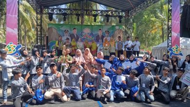 Kafilah Panti Asuhan Muhammadiyah Wonosobo berfoto bersama sambil mengangkat trofi Juara Umum 3 di panggung Jambore LKSA Se-Jateng.
