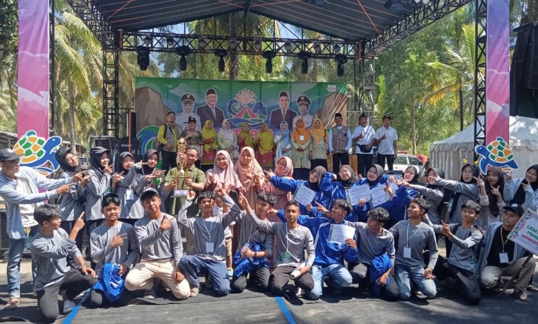 Kafilah Panti Asuhan Muhammadiyah Wonosobo berfoto bersama sambil mengangkat trofi Juara Umum 3 di panggung Jambore LKSA Se-Jateng.