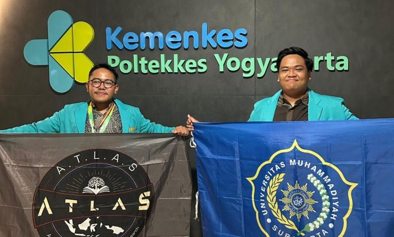 Dua mahasiswa Universitas Muhammadiyah Surakarta membentangkan bendera almamater dan bendera ATLAS setelah meraih penghargaan riset ilmiah.