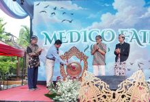 Prosesi pemukulan gong oleh jajaran pimpinan universitas sebagai tanda pembukaan resmi acara Medico Fair Fakultas Kedokteran UMP.