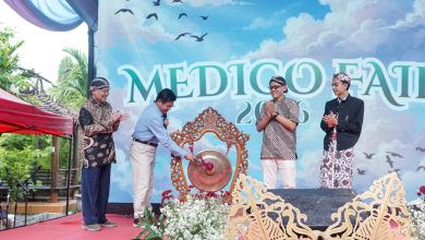 Prosesi pemukulan gong oleh jajaran pimpinan universitas sebagai tanda pembukaan resmi acara Medico Fair Fakultas Kedokteran UMP.