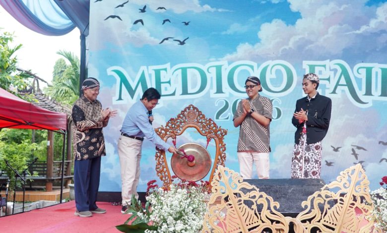 Prosesi pemukulan gong oleh jajaran pimpinan universitas sebagai tanda pembukaan resmi acara Medico Fair Fakultas Kedokteran UMP.