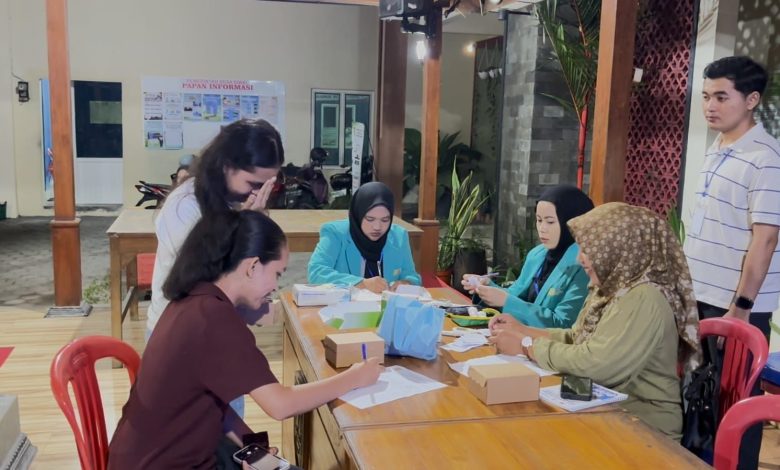 Mahasiswa KKN FIK UMS berjaket almamater toska sedang melayani pendaftaran dan pencatatan digital kesehatan remaja di Desa Siwal Sukoharjo.