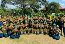 Kontingen Hizbul Wathan Jawa Tengah berfoto bersama dengan piala Juara Umum Lomba Pengenal Berprestasi V Tingkat Nasional.