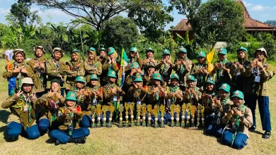 Kontingen Hizbul Wathan Jawa Tengah berfoto bersama dengan piala Juara Umum Lomba Pengenal Berprestasi V Tingkat Nasional.