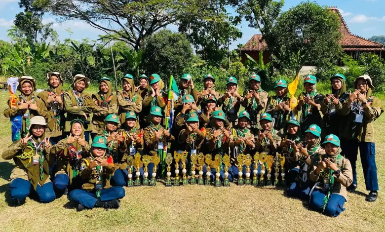 Kontingen Hizbul Wathan Jawa Tengah berfoto bersama dengan piala Juara Umum Lomba Pengenal Berprestasi V Tingkat Nasional.