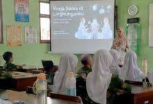 Mahasiswa peserta lomba microteaching AILEC 2026 FKIP UMS sedang mempraktikkan simulasi mengajar di depan kelas.